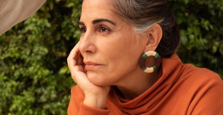 Nos bastidores, Gloria Pires dá spoiler de seu novo filme: ”Para divertir toda a família”