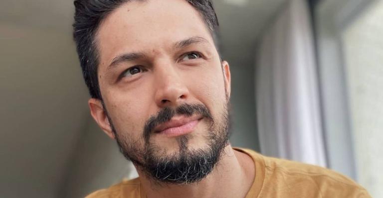 Romulo Estrela resgata clique de bastidores de ‘Deus Salve o Rei’ e faz sucesso na web
