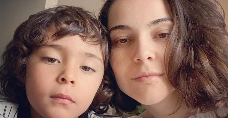 Deitada na rede, Tainá Müller mostra o filho, Martin, brincando: ”A criança bota a casa abaixo”