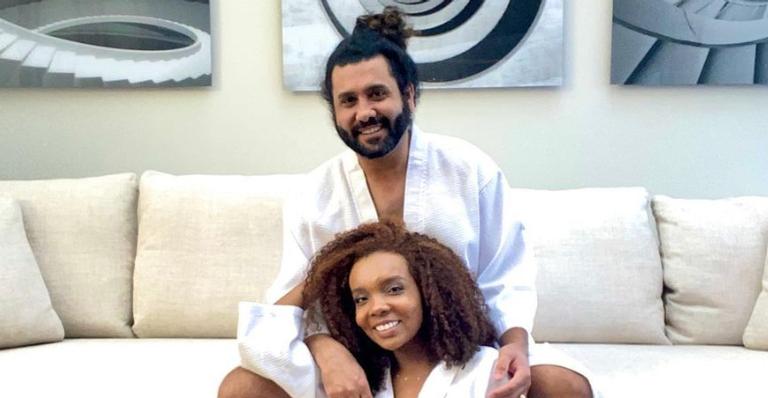 Thelminha Assis relembra inicio de seu relacionamento com Denis Santos: ”Espalhar luz e amor”