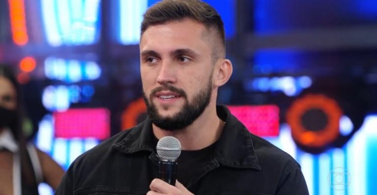 Arthur avalia atitudes com Carla Diaz e confessa: ”Meti os pés pelas mãos”
