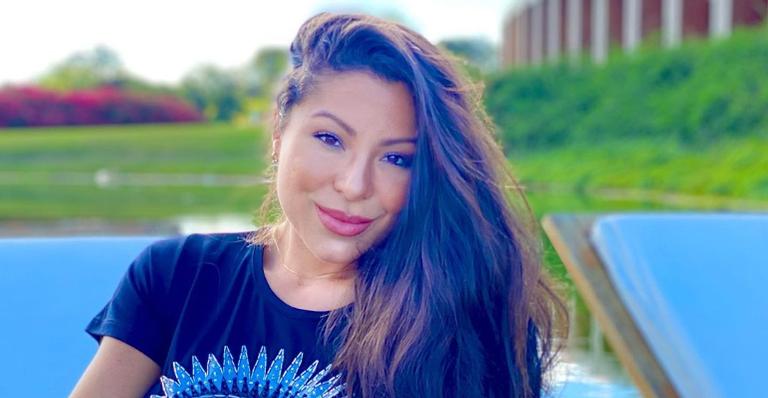 Andressa Ferreira esbanja beleza ao posar para registro deslumbrante: “Musa!”