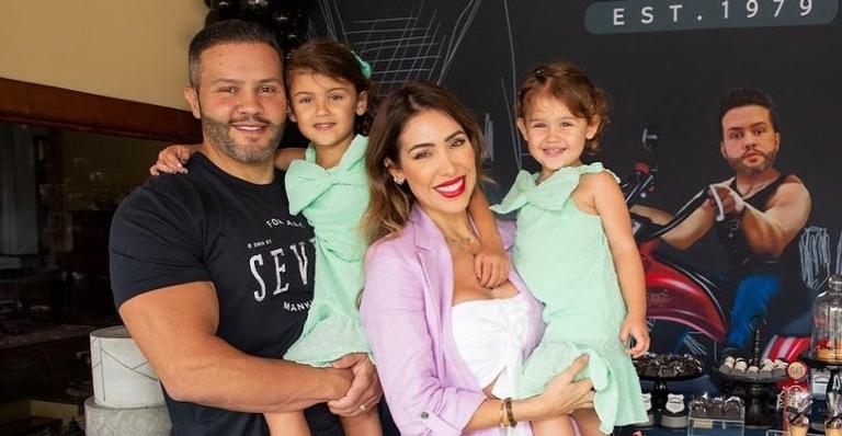 Bella Falconi e a família surgem cobertos de espuma em cliques em banheira