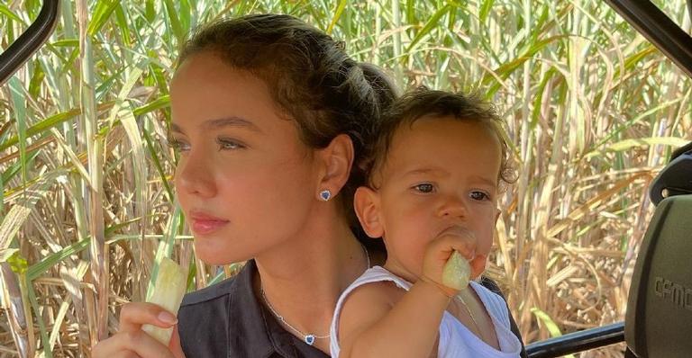 Biah Rodrigues mostra Theo de chamego com um cãozinho e derrete as redes sociais
