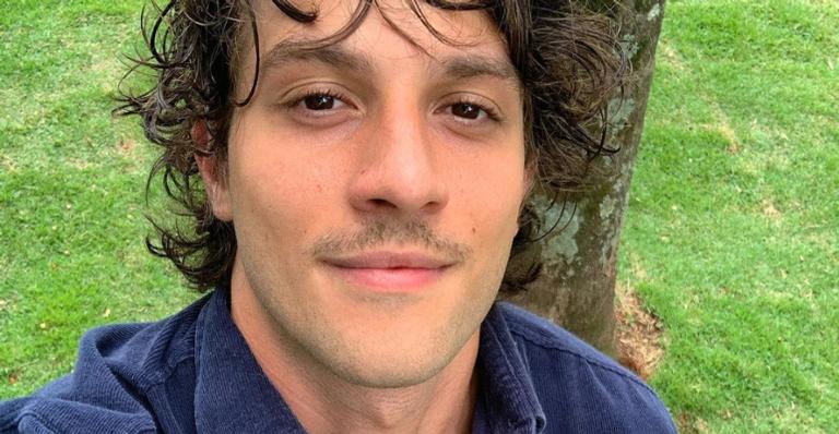 Chay Suede arranca suspiros dos fãs com pose de galã: ”Fotos de domingo”