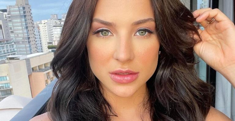 Gabi Martins ousa na elegância ao posar com vestido branco decotado: ”Maravilhosa”