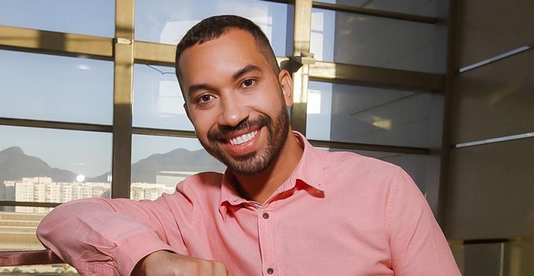 Após eliminação do BBB21, Gilberto passa madrugada revigorando o visual