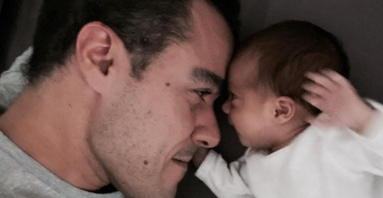 Joaquim Lopes se derrete ao posar com uma de suas filhas gêmeas