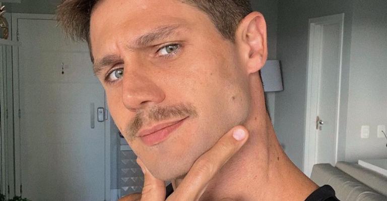 Ostentando boa forma, Jonas Sulzbach surge só de sunga em sauna e detalhe chama atenção da web