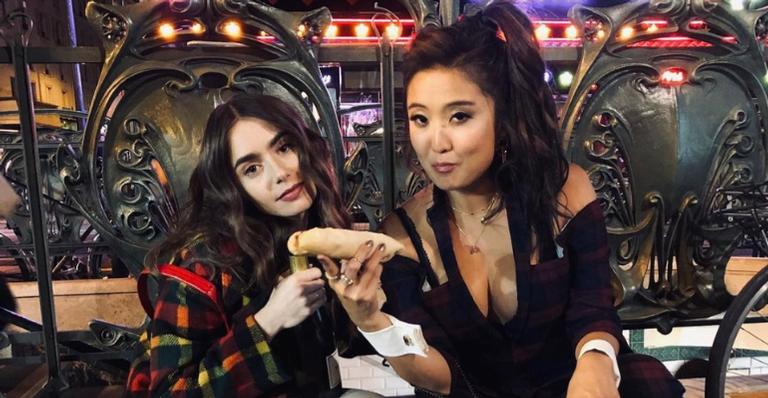 Lily Collins anuncia volta das gravações de ‘Emily em Paris’: ”Estamos de volta!”