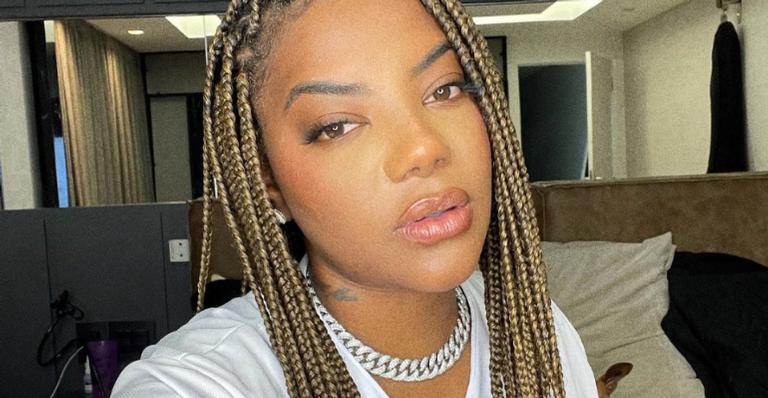 Passeando de iate, Ludmilla ostenta corpão ao posar de biquíni em Fernando de Noronha