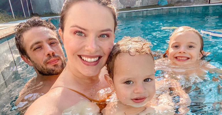 Mari Bridi encanta a web ao posar com seus filhos: ”Dia das mães chegando”