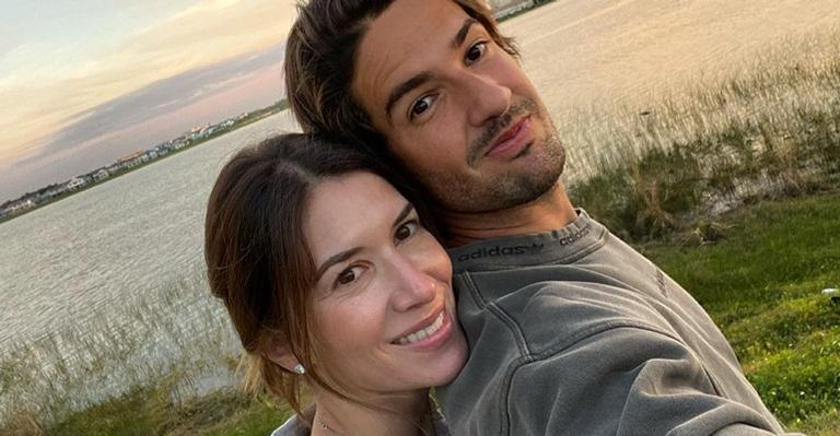 Alexandre Pato mostra brincadeira ao lado da esposa, Rebeca Abravanel