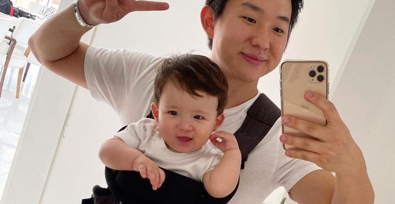 Pyong Lee compartilha clique encantador com o filho no colo: ”Príncipe”
