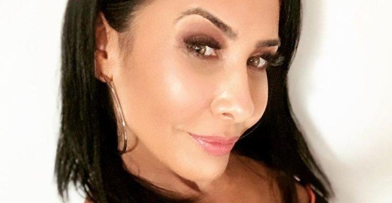 Com a filha, Scheila Carvalho posa toda produzida e impressiona: ”Tão lindas”