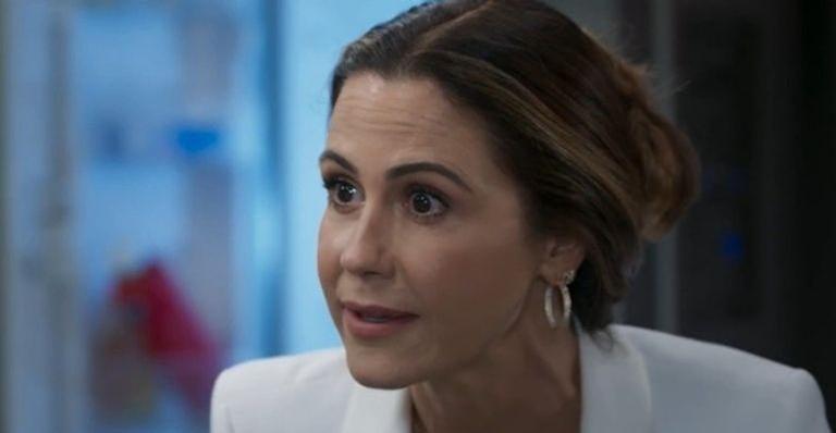 Vilã surta e pega uma faca na novela ‘Salve-se Quem Puder’