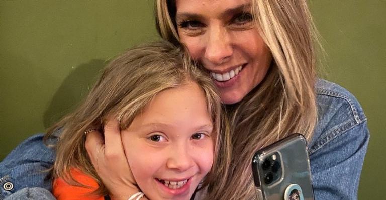 Adriane Galisteu e o filho Vittorio abrem closet e disponibilizam looks na web: “Eu adoro!”