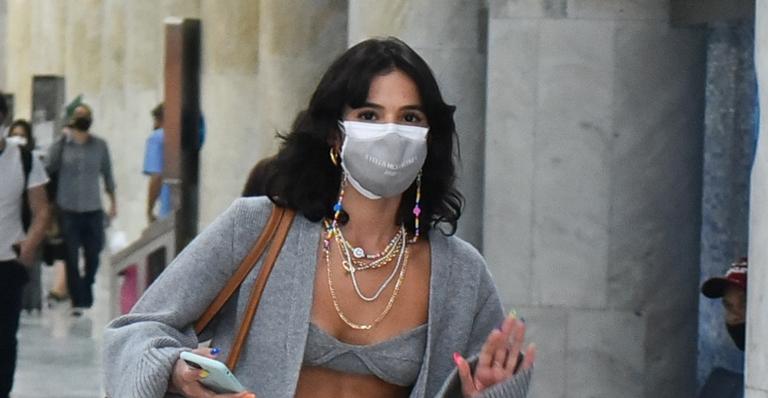 Bruna Marquezine é flagrada em aeroporto com look básico e grifado de R$39 mil