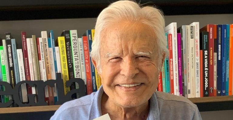 Cid Moreira exibe trepadeira que plantou há dois anos: ”Não desistiu, parecida comigo”