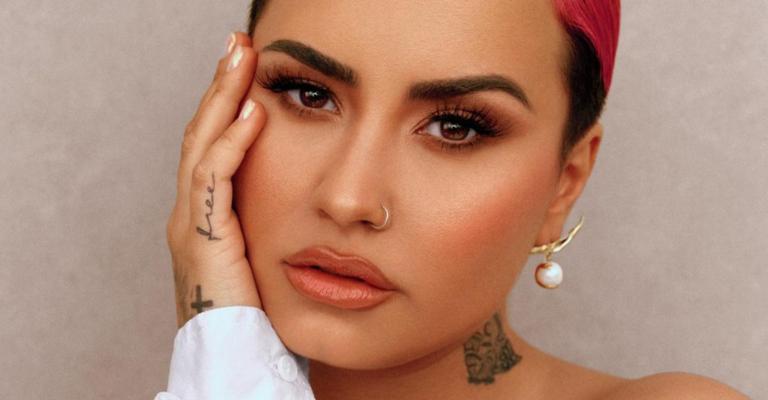 Demi Lovato toma vacina contra Covid-19 e incentiva fãs