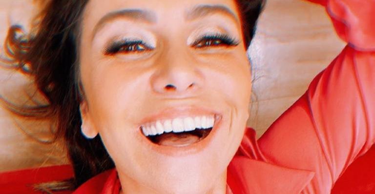 Giovanna Antonelli posa nos bastidores de gravação: ”Começando a semana do jeito que eu adoro”