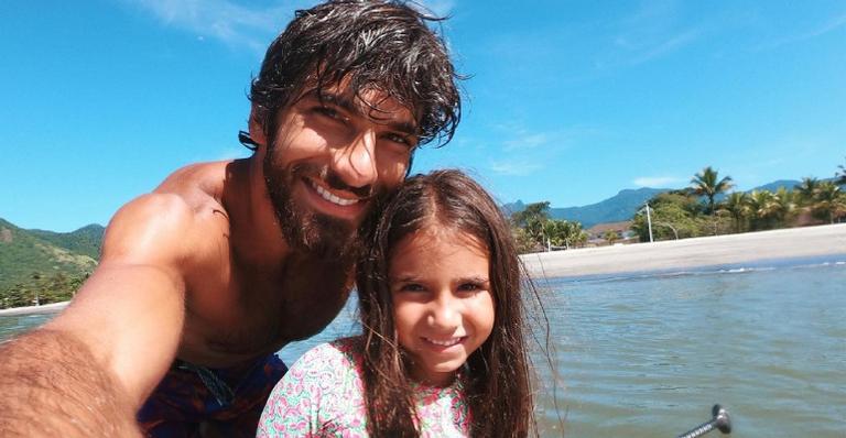 Hugo Moura derrete fãs ao postar clique da filha, Maria Flor com as unhas pintadas: ”Princesinha!”