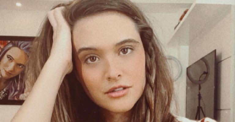 Juliana Paiva derrete corações ao posar com visual arrasador: ”Quem também ama um look vermelho?”