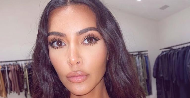 Kim Kardashian posa com biquíni fininho e para tudo com curvas esculturais: ”Esse corpo!”