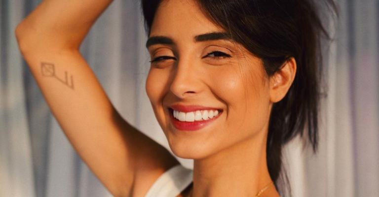 Leticia Almeida compartilha clique belíssimo na praia e recebe elogios: ”Maravilhosa”