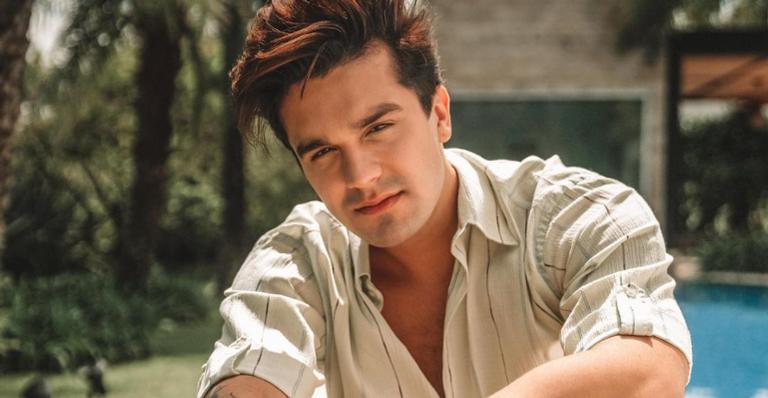 Com o violão, Luan Santana leva web à loucura ao posar de camisa desabotoada: ”Maravilhoso”