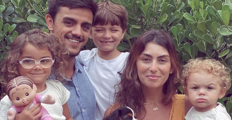 Maternidade real! Mariana Uhlmann posa no carro com a família completa e não perde a piada