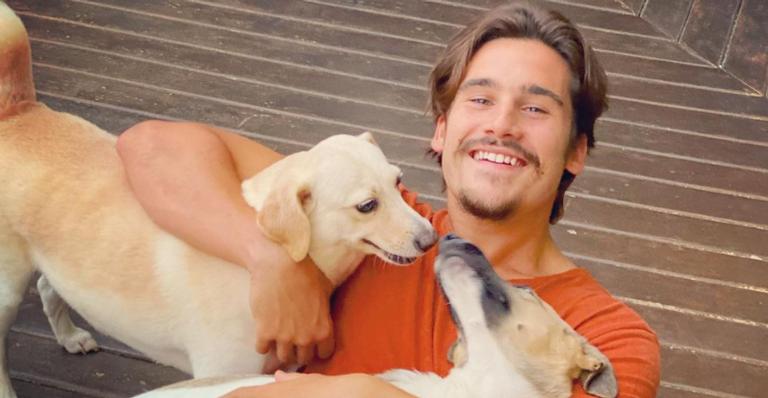 Nicolas Prattes celebra seu aniversário com seus cães: ”Dando mais do que nunca valor a vida”
