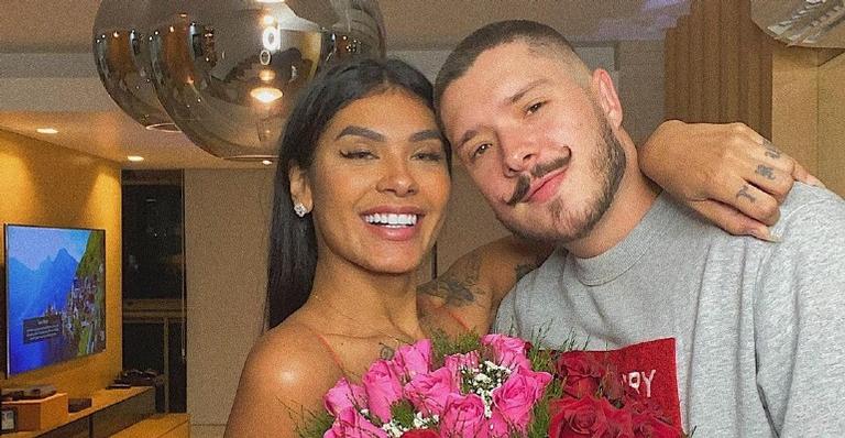 Pocah e o noivo surgem trocando beijão em clique no espelho
