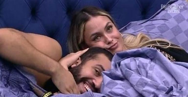 BBB21: Sarah se declara para Gilberto em reencontro após eliminação: ”Meu campeão”