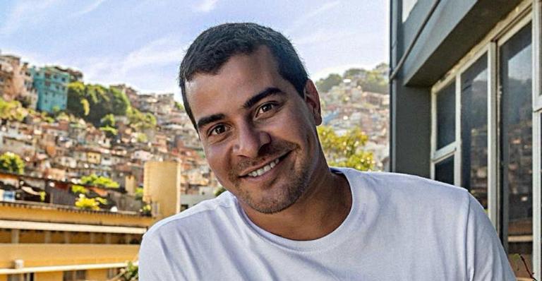 Thiago Martins posa em mirante do Vidigal e relembra começo da carreira: ”Riam e menosprezavam”