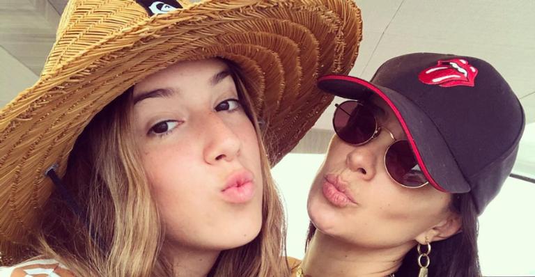 Vera Viel posa ao lado da filha mais velha, Clara com looks combinando: ”Minha bebê”