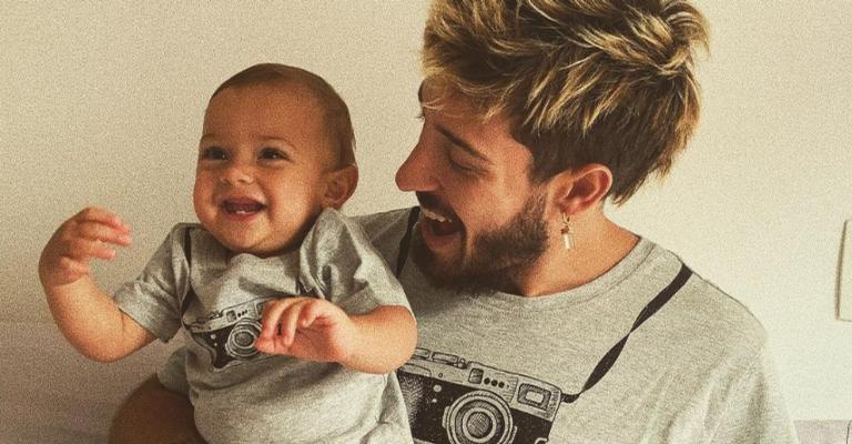 Vinicius Martinez explode o fofurômetro com vídeo do filho assoprando dente-de-leão