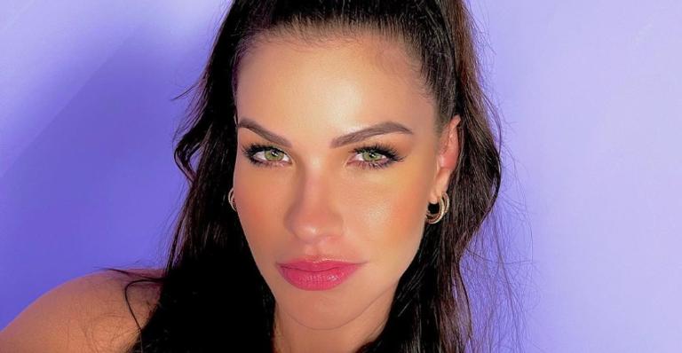Andressa Suita esbanja beleza ao apostar em conjunto estampado