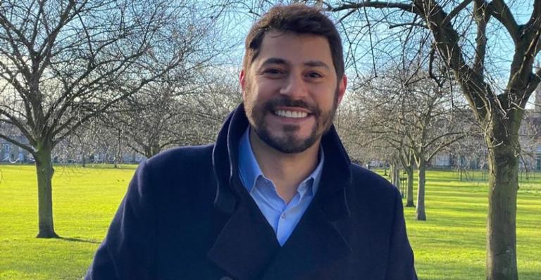 Evaristo Costa é vacinado contra a Covid-19 e comemora: ”Chegou a minha vez”