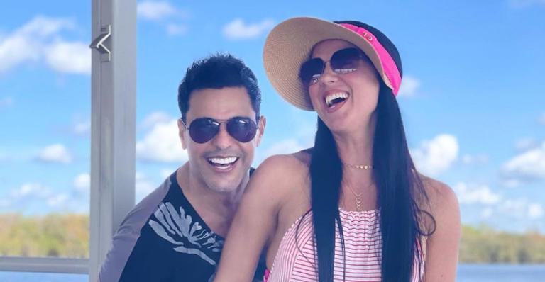 Graciele Lacerda posa com Zezé Di Camargo: ”Enquanto estão ligados no BBB, Eu tô ligada em você!”