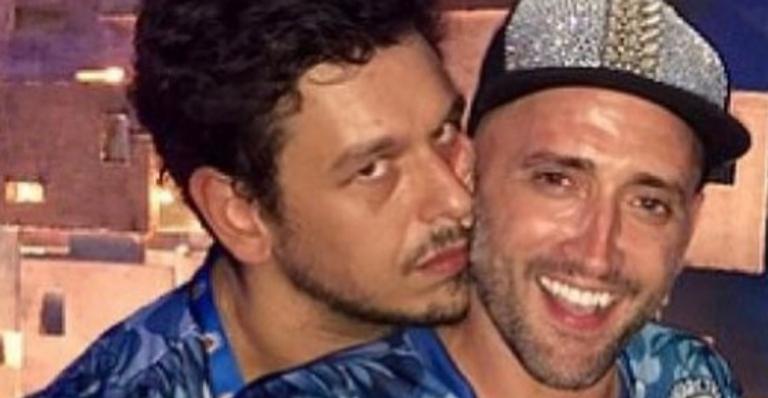 João Vicente lamenta morte de Paulo Gustavo e desabafa: ”Quantas famílias terão que chorar?”