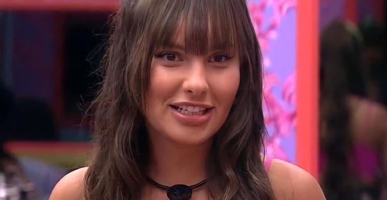 Thaís Braz exibe detalhes do look ousado para assistir à final do BBB21 e fãs elogiam: ”Gata”