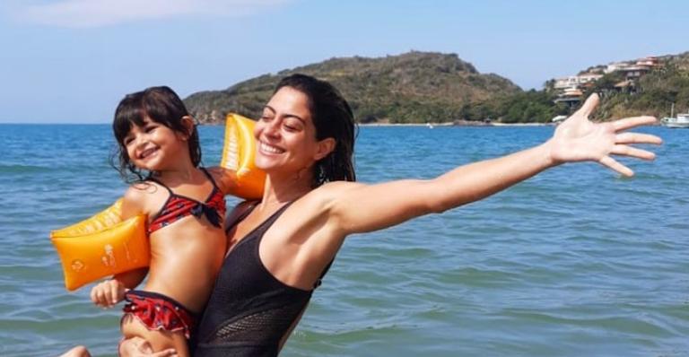 Carol Castro posta clique antigo ao lado da filha, Nina e declara: ”Como passa rápido…”
