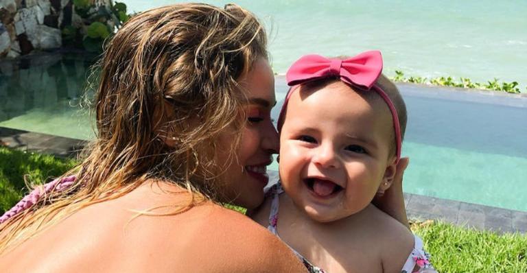 Carol Dias se derrete ao publicar clique fofo de Esther: ”Amor que não cabe no peito”