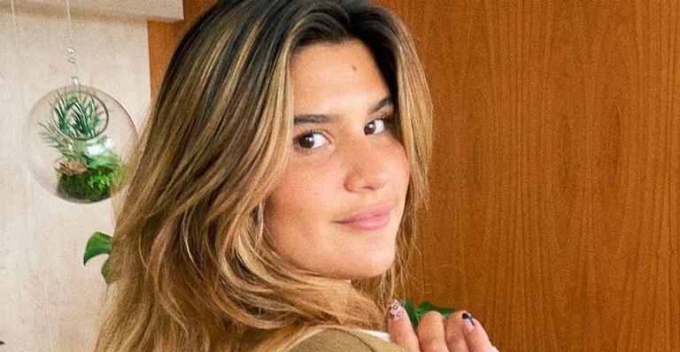 Giulia Costa publica lindos registros na praia e pede: ”Era só o corpo salgado e um dia de sol”