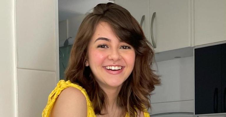 Klara Castanho esbanja beleza ao posar com look rosa e fãs elogiam: ”Bem princesinha!”