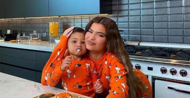 Kylie Jenner publica clique agarradinha com a filha, Stormi: ”Amor”