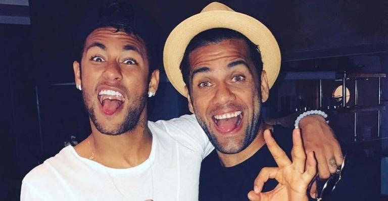Neymar Jr. comemora aniversário de Daniel Alves: ”Orgulho de ser seu amigo!”