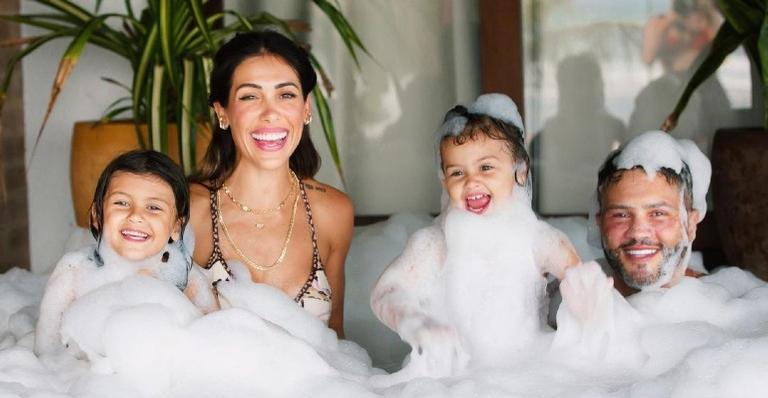 Bella Falconi e a família surgem saindo do mar em registro e ela se declara: ”Meu tudo”