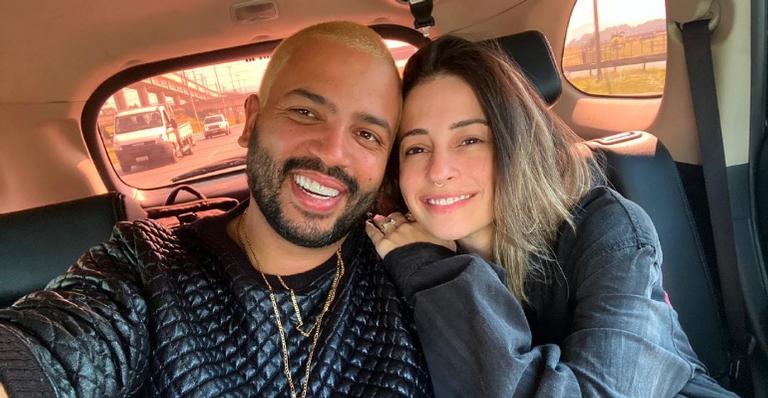 Projota publica cliques românticos ao lado da esposa, Thamy Contro